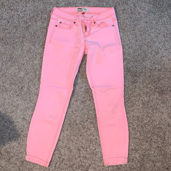 LEI Low Rise Capris - Picture 2 of 4